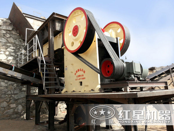 顎式破碎機破碎現(xiàn)場