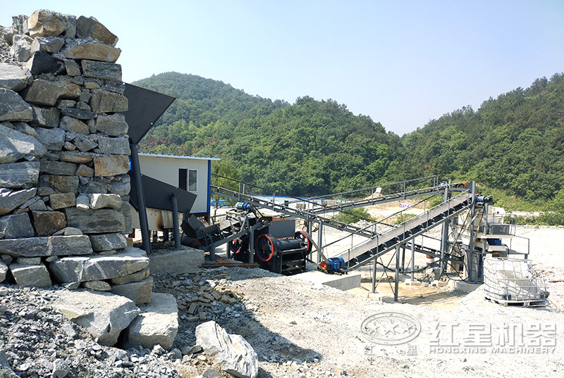 2臺(tái)顎式破碎機(jī)+制砂機(jī)把混凝土制成機(jī)制砂現(xiàn)場