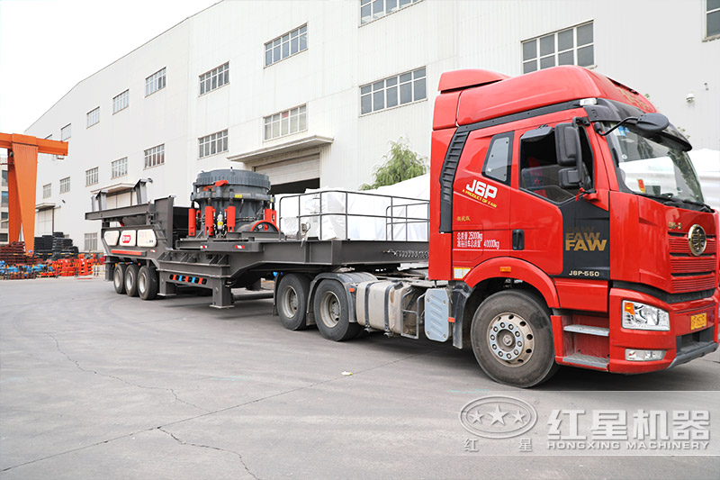 移動(dòng)制砂機(jī)發(fā)貨進(jìn)行中，車頭牽引即可抵達(dá)生產(chǎn)現(xiàn)場(chǎng)，簡(jiǎn)單安裝就能生產(chǎn)