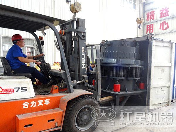 圓錐破碎機(jī)正在裝車(chē)