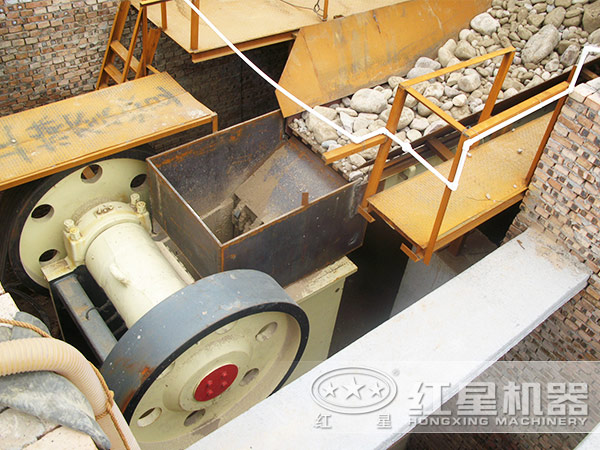 鐵礦石鄂式破碎機(jī)作業(yè)實(shí)況