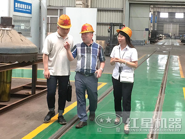 客戶前來購(gòu)買風(fēng)化石制砂機(jī)