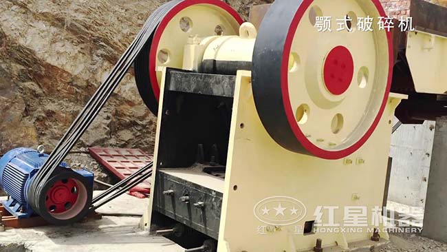 顎式破碎機(jī)工作現(xiàn)場實(shí)拍