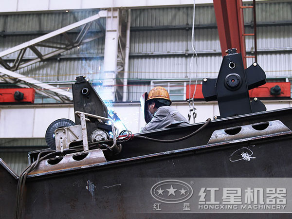 移動打沙機(jī)車間工人