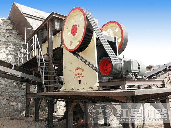 石灰?guī)r顎式破碎機(jī)現(xiàn)場