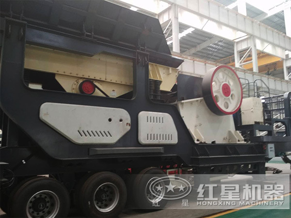 車(chē)載流動(dòng)碎石機(jī)，搭載顎式破碎機(jī)