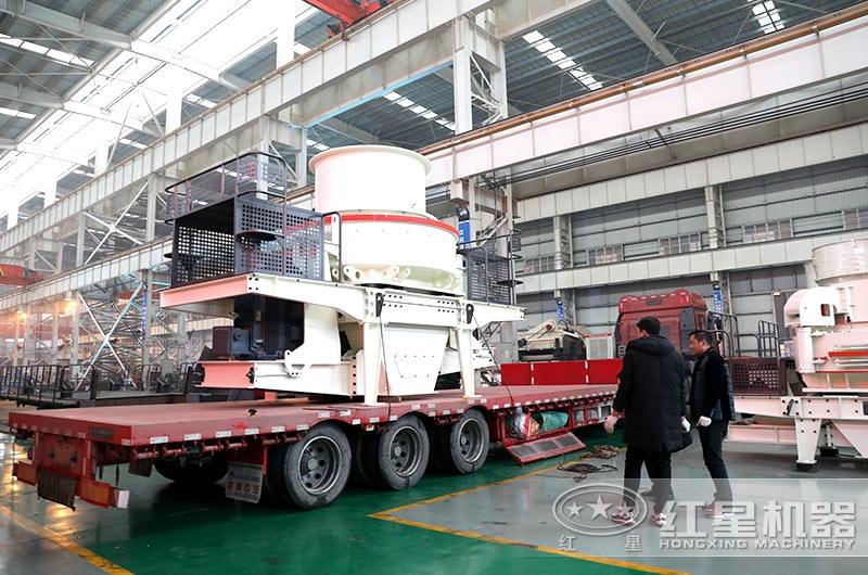 制砂機(jī)裝車(chē)發(fā)貨啦，天氣的寒冷擋不住購(gòu)機(jī)的熱情