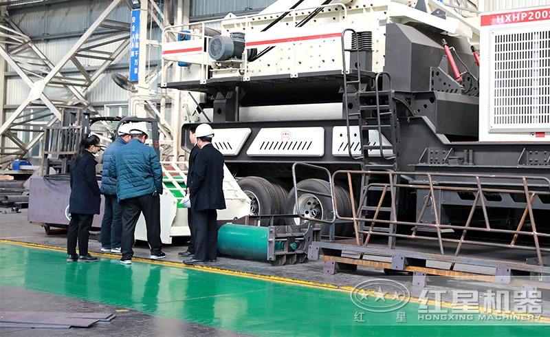 客戶來廠試機，銷售經(jīng)理全程講解