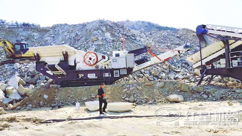 履帶移動顎式破碎機(jī)破碎現(xiàn)場