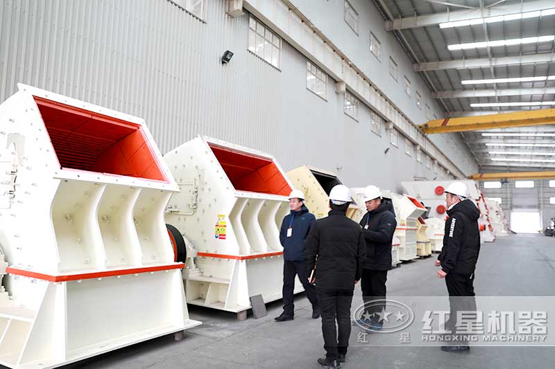 錘式破碎機(jī)廠家來客戶