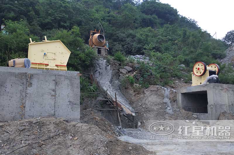 顎式破碎機(jī)和反擊式破碎機(jī)安裝現(xiàn)場(chǎng)