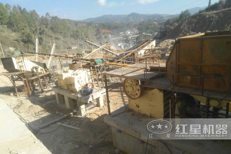 反擊式制石機(jī)與顎破碎石機(jī)加工現(xiàn)場