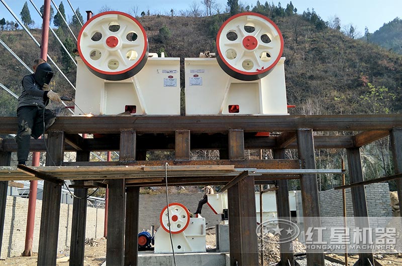 細(xì)牙顎式破碎機(jī)現(xiàn)場