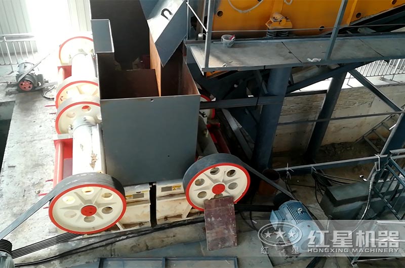 更多現(xiàn)場選擇使用250*400細(xì)顎破碎機(jī)