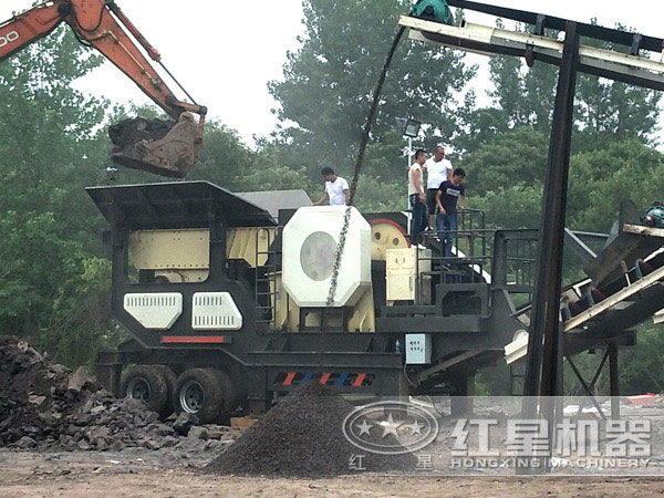 顎式移動(dòng)破碎站現(xiàn)場(chǎng)應(yīng)用圖